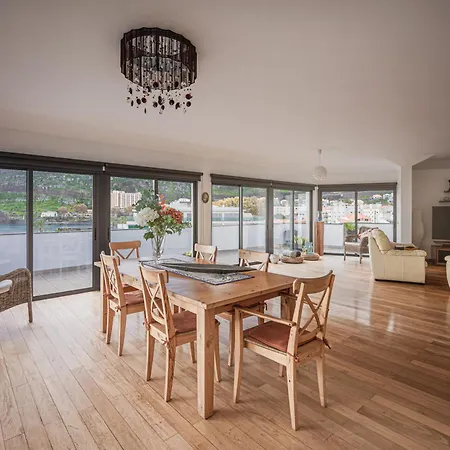 Beachfront Penthouse With Panoramic Ocean-view Terrace Vip Baia Apartman