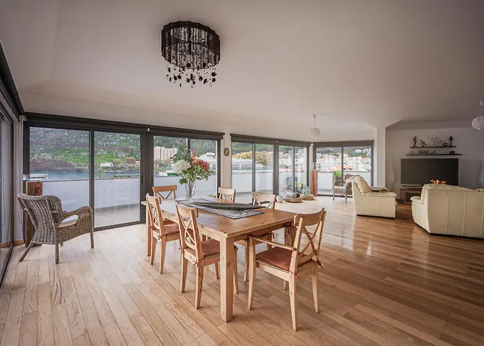 Beachfront Penthouse With Panoramic Ocean-view Terrace Vip Baia Apartamento