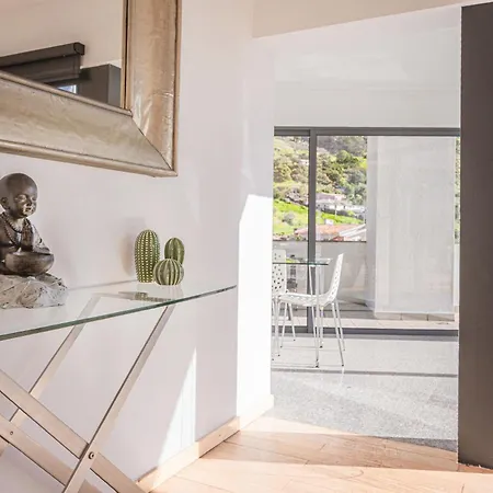 Beachfront Penthouse With Panoramic Ocean-view Terrace Vip Baia