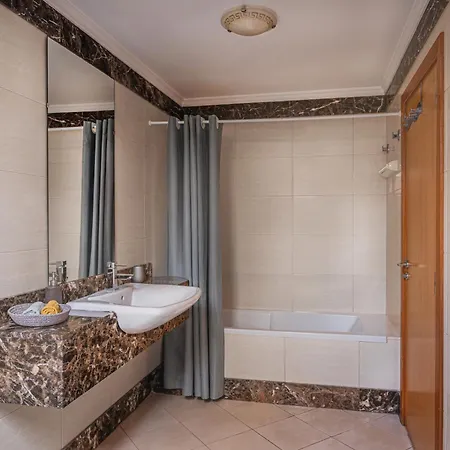 Beachfront Penthouse With Panoramic Ocean-view Terrace Vip Baia Appartement *
